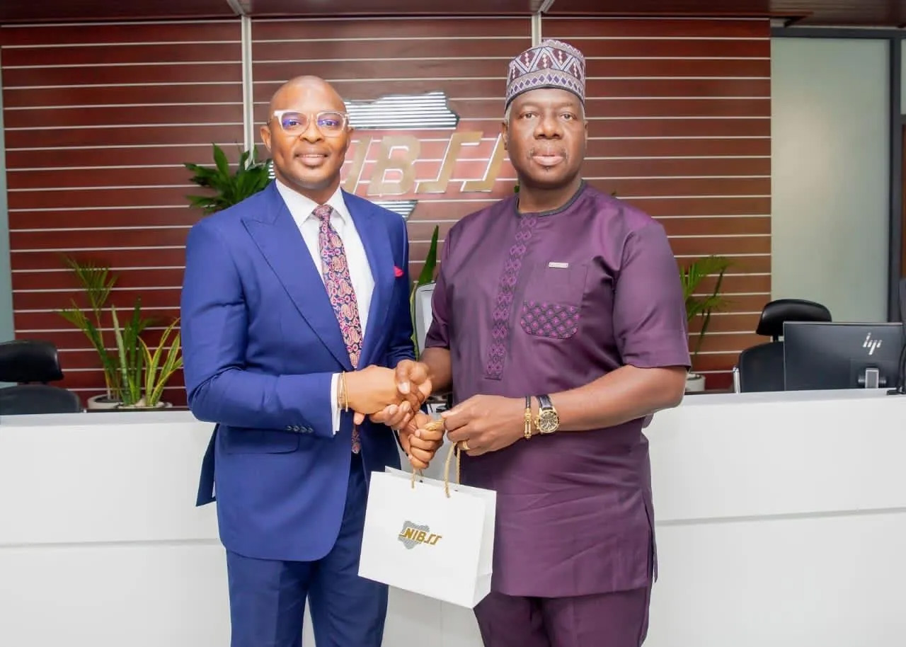 President, Association of Corporate Communication and Marketing Professionals in Banks (ACAMB), Jide Sipe and Managing Director/Chief Executive Officer Nigeria Inter-Bank Settlement System PLC (NIBSS), Premier Oiwoh, during a courtesy visit, by ACAMB ExCo officials to NIBSS MD/CEO at its Corporate head office in Victoria Island, Lagos recently